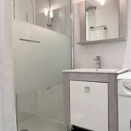 Apartment Le Lavandou, 1 Piece, 4 Personnes - Fr-1-251-495